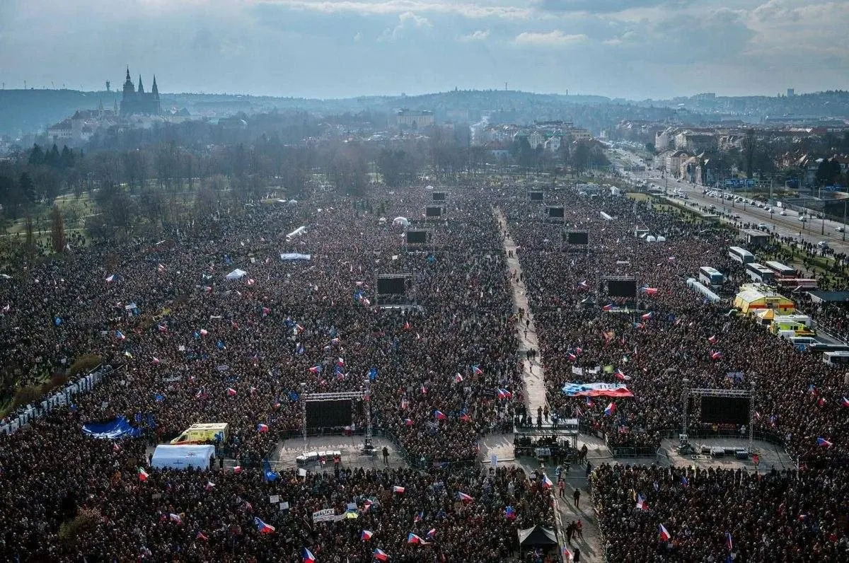 Сотні тисяч на вулицях Праги: Чехія протестує проти курсу уряду Бабіша