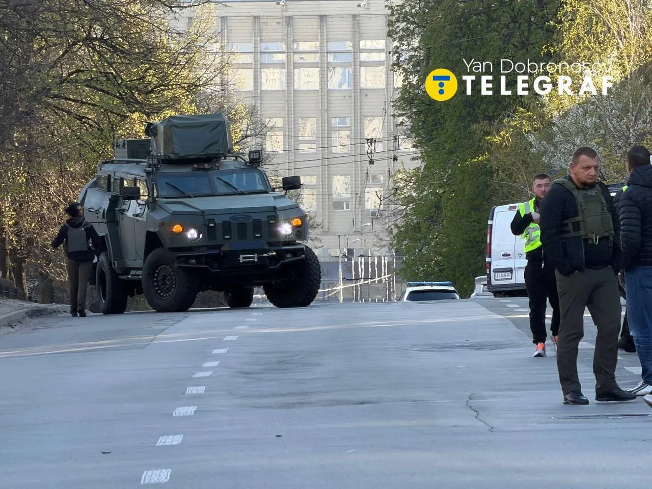 Стрілянина в Києві: у супермаркеті «Велмарт» на Деміївці ліквідовано стрільця, є двоє загиблих та поранені, серед них дитина